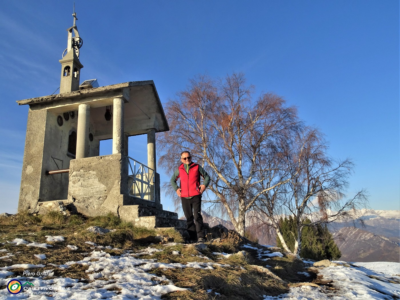 50 Alla Madonnina della neve in vetta al Monte Poieto (1360 m).JPG